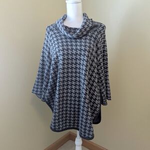 Houndstooth Patterned Women's Poncho Sweater